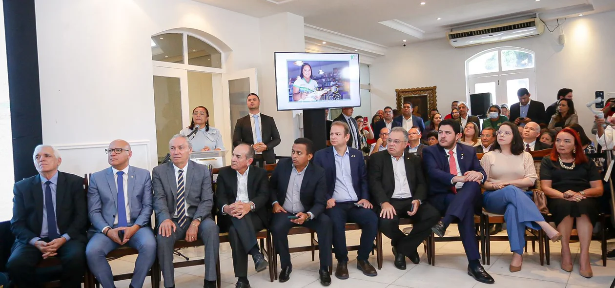 Autoridades na solenidade que aconteceu nesta segunda-feira