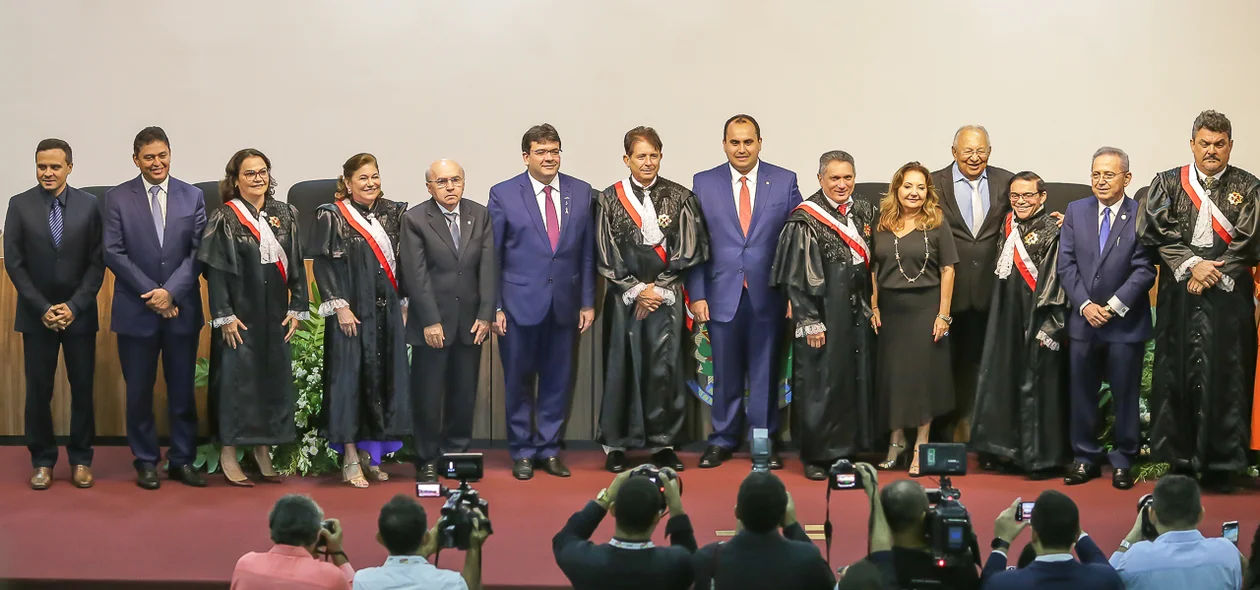 Autoridades posando para a foto oficial