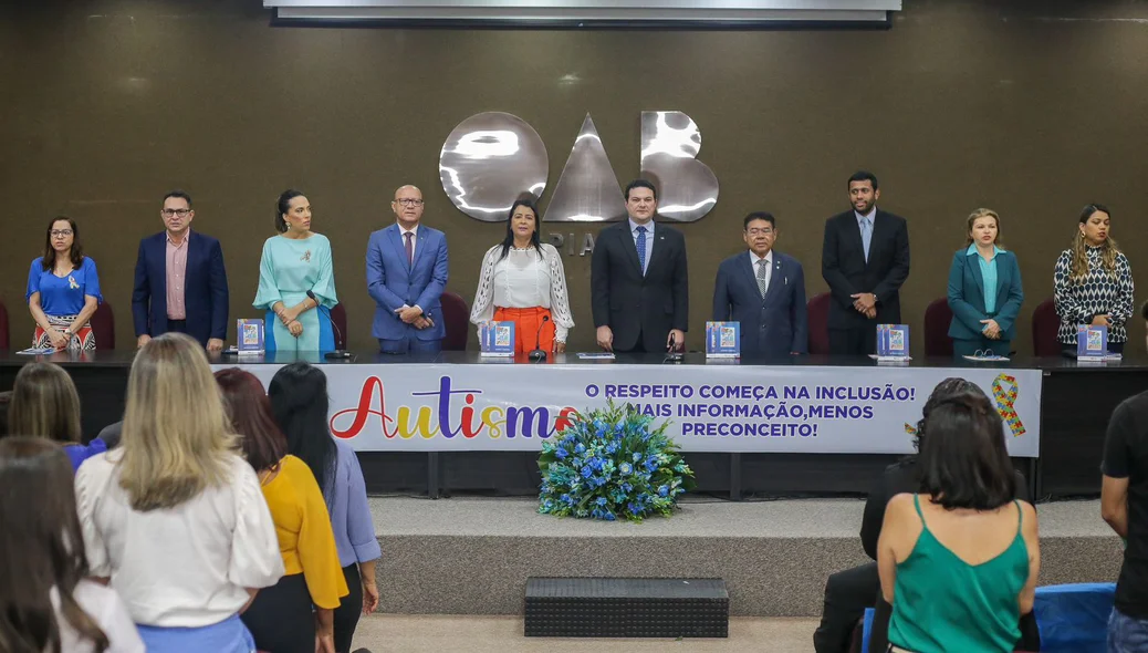 Autoridades presentes no lançamento da cartilha do autista