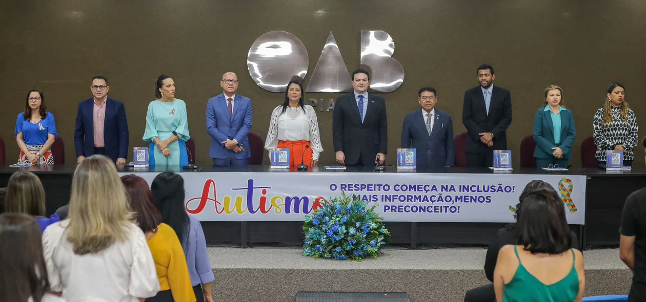 Autoridades presentes no lançamento da cartilha do autista