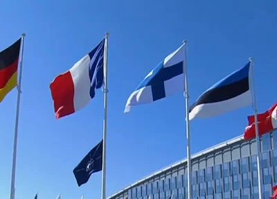 Bandeira da Finlândia na sede da Otan