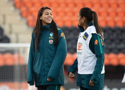 Bia Zaneratto e Duda em trabalhos prévios para jogo contra Inglaterra