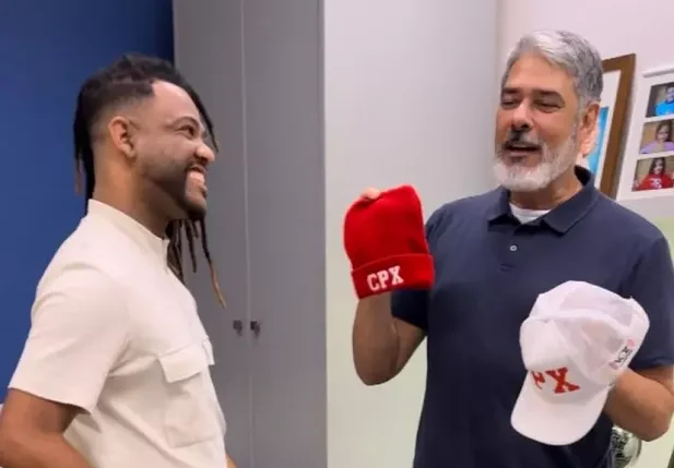 Bonner se emociona ao ganhar boné com a marca CPX