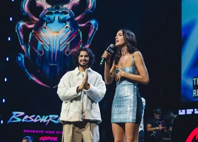 Bruna Marquezine e Xolo Maridueña na premiére de Besouro Azul