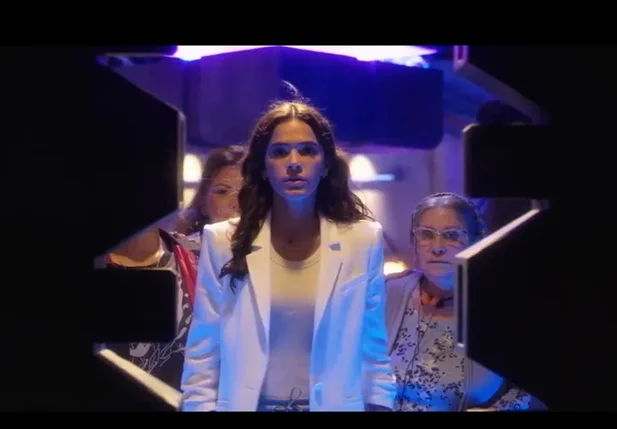 Bruna Marquezine no trailer de Besouro Azul