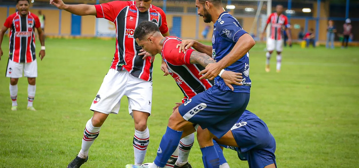 Buba e Renan disputam a bola