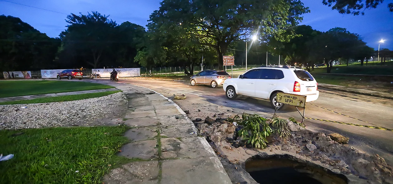 Buraco na avenida causa transtornos a motoristas