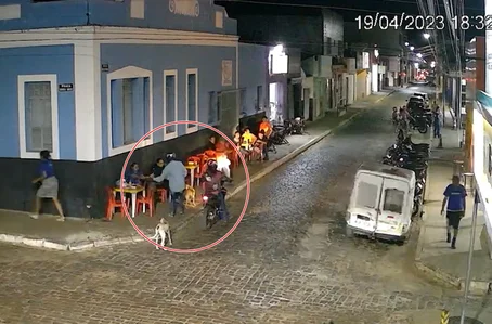 Câmera flagra foragidos da Major César fazendo arrastões no Piauí
