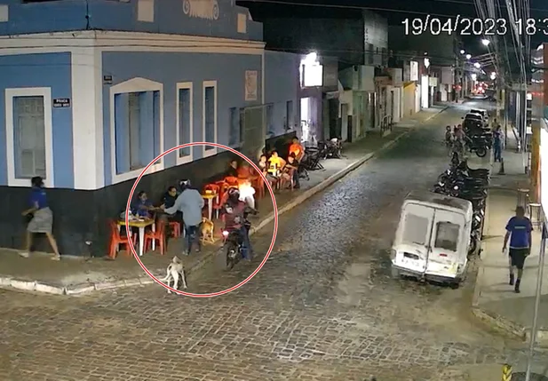 Câmera flagra foragidos da Major César fazendo arrastões no Piauí