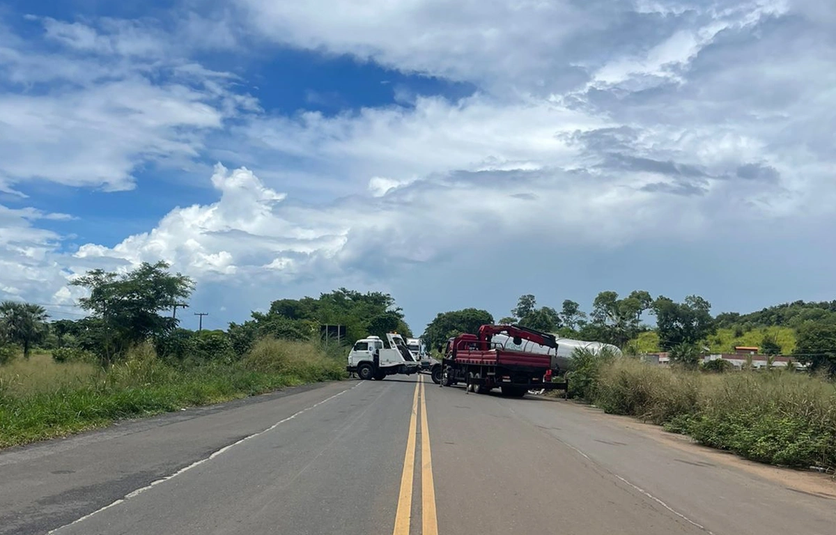Caminhão de óleo vegetal tomba e interdita BR 316, em Elesbão Veloso