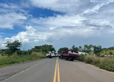 Caminhão de óleo vegetal tomba e interdita BR 316, em Elesbão Veloso