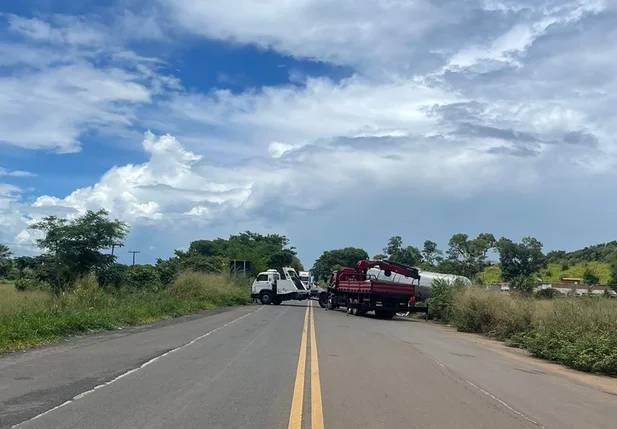 Caminhão de óleo vegetal tomba e interdita BR 316, em Elesbão Veloso