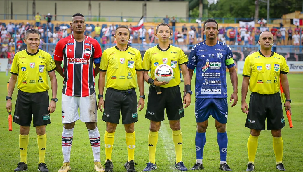 Capitães de River e Parnahyba com a equipe de arbitragem