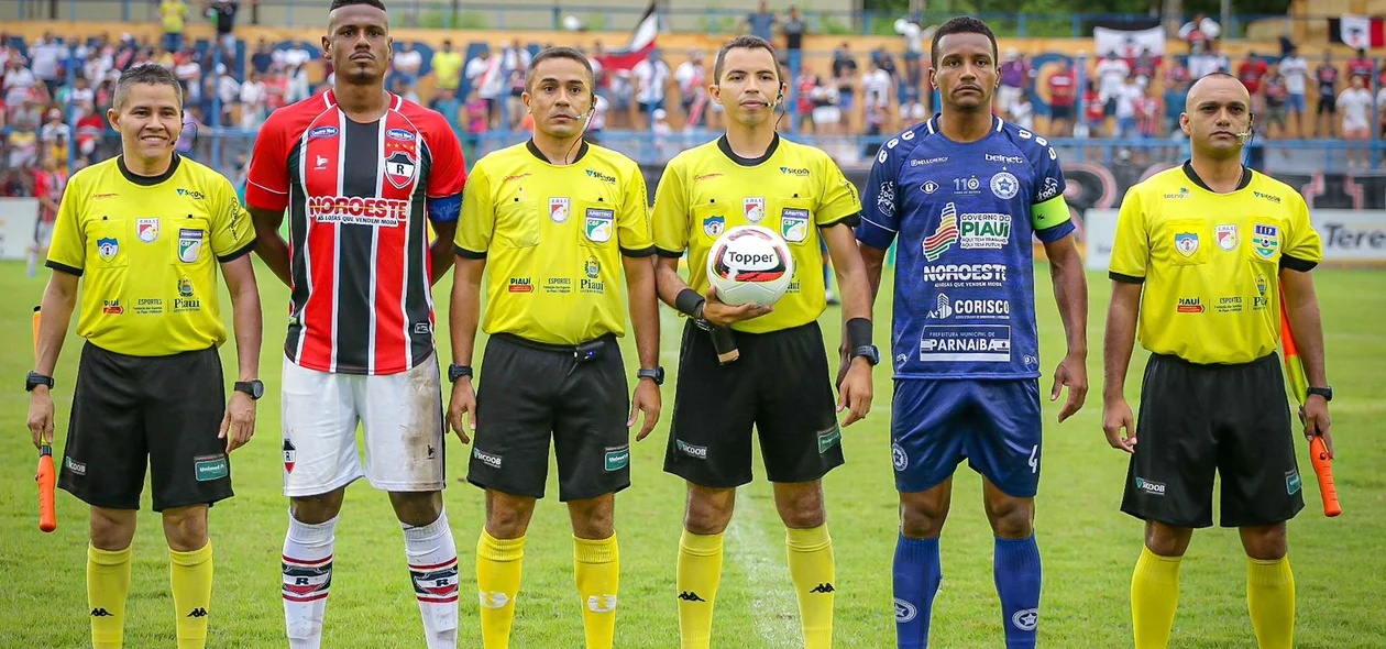 Capitães de River e Parnahyba com a equipe de arbitragem