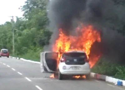 Carro da FMS pegou fogo na Avenida dos Ipês em Teresina