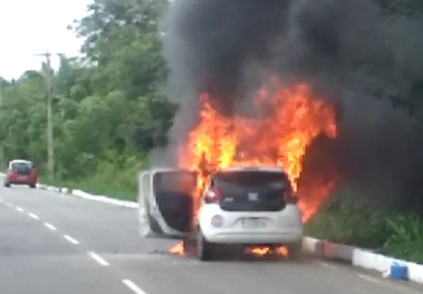 Carro da FMS pegou fogo na Avenida dos Ipês em Teresina