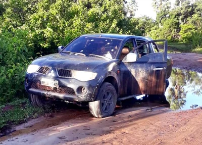 Carro foi localizado ligado, com várias marcas de disparos de arma de fogo