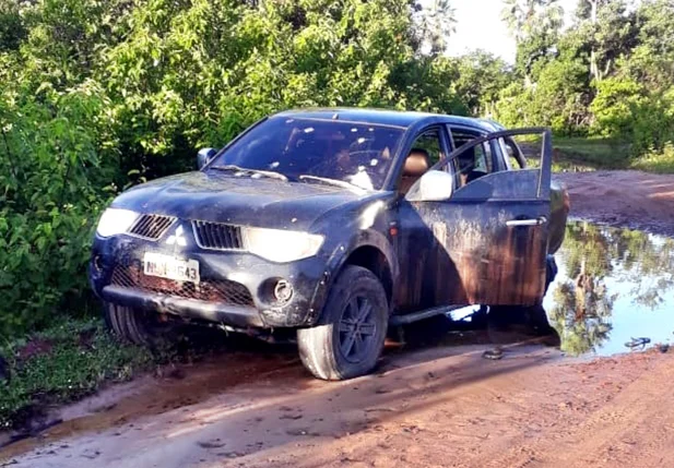 Carro foi localizado ligado, com várias marcas de disparos de arma de fogo