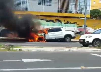 Carro pega fogo e sofre perda total em Teresina