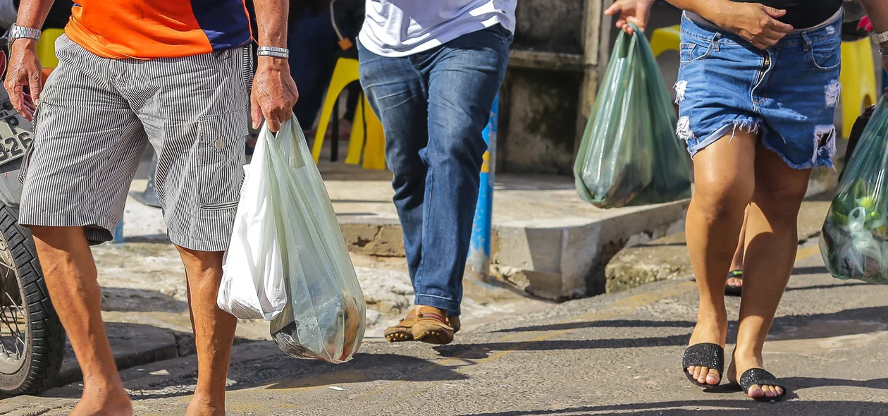 Clientes com sacola de produtos no Mercado do Peixe de Teresina