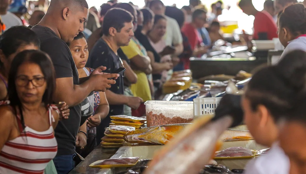 Clientes comprando no Mercado do Peixe de Teresina