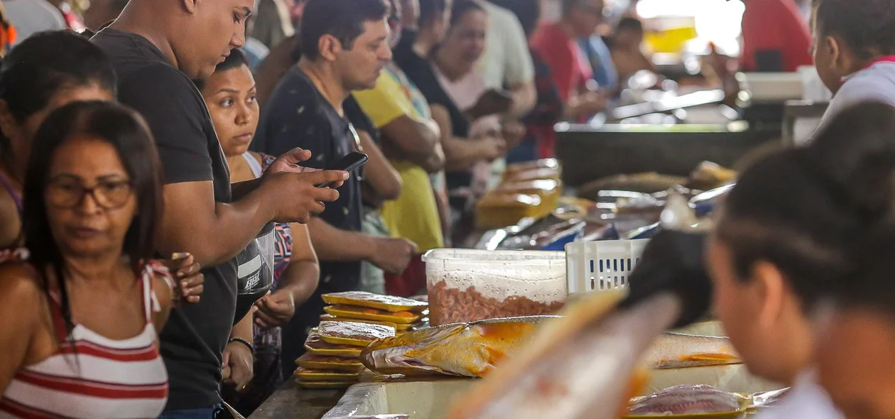 Clientes comprando no Mercado do Peixe de Teresina