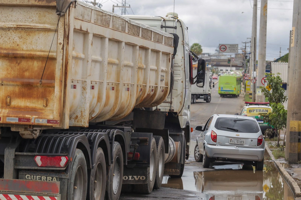Colisão entre caminhão e veículo pequeno na Avenida dos Expedicionários
