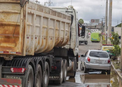 Colisão entre caminhão e veículo pequeno na Avenida dos Expedicionários
