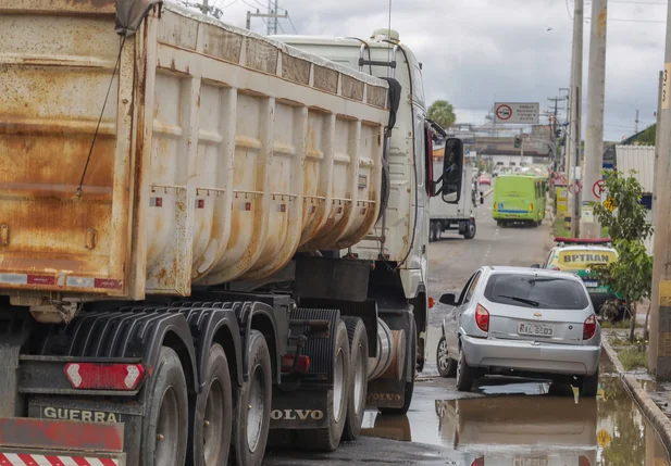 Colisão entre caminhão e veículo pequeno na Avenida dos Expedicionários