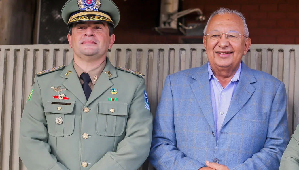 Comandante-geral da PM do Piauí ao lado do prefeito de Teresina