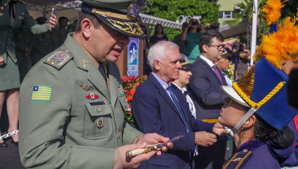 Comandante-geral da PM do Piauí entregando espadim