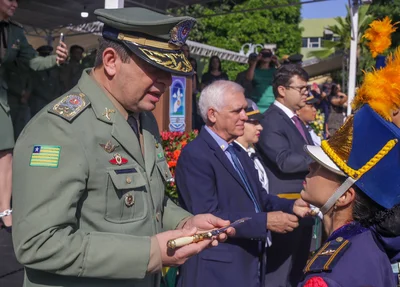 Comandante-geral da PM do Piauí entregando espadim
