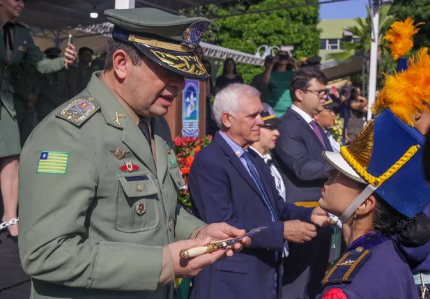 Comandante-geral da PM do Piauí entregando espadim