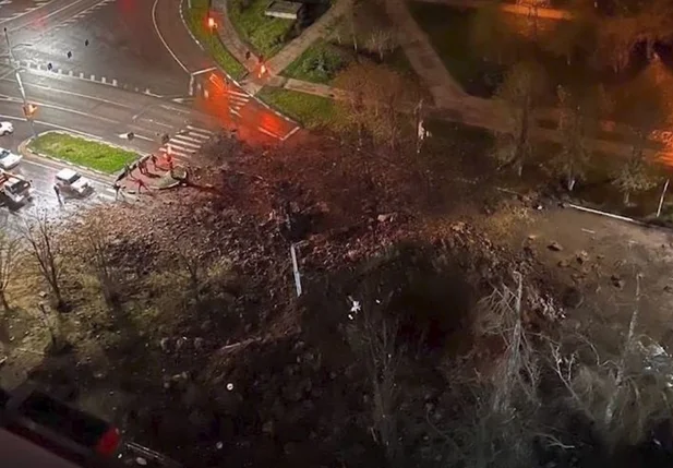 Cratera formada pela bomba na cidade de Belgrod