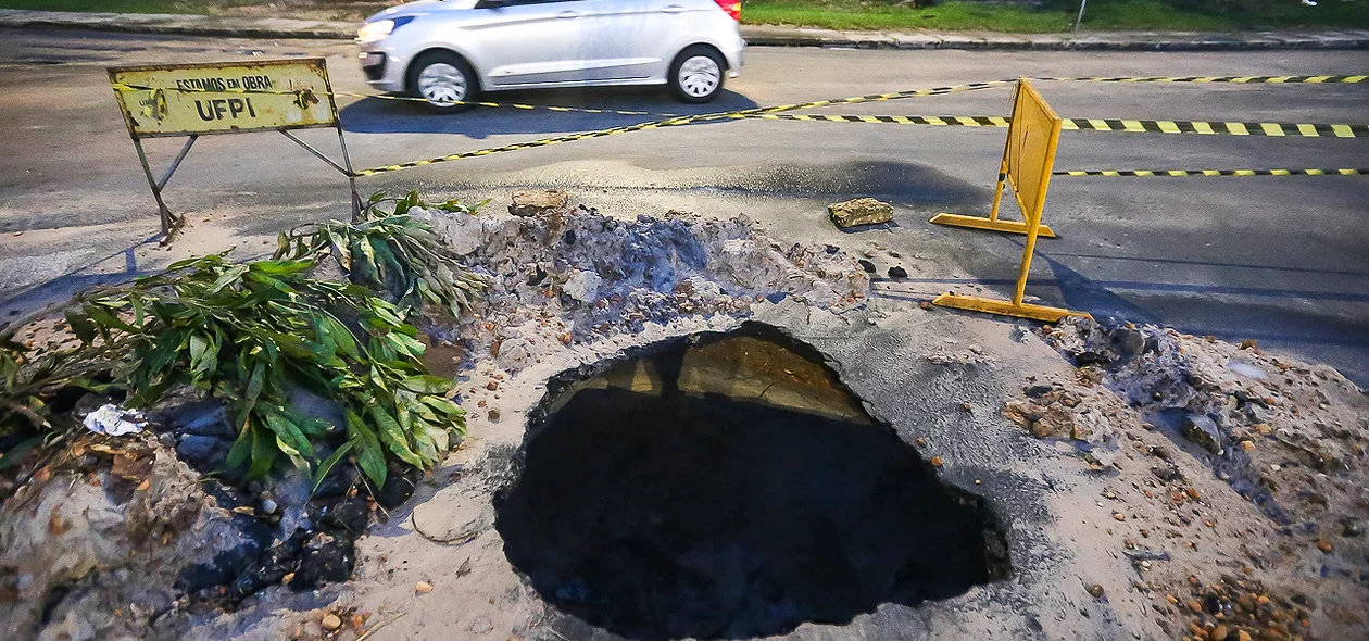 Cratera se forma em avenida e gera risco a motoristas e motociclistas