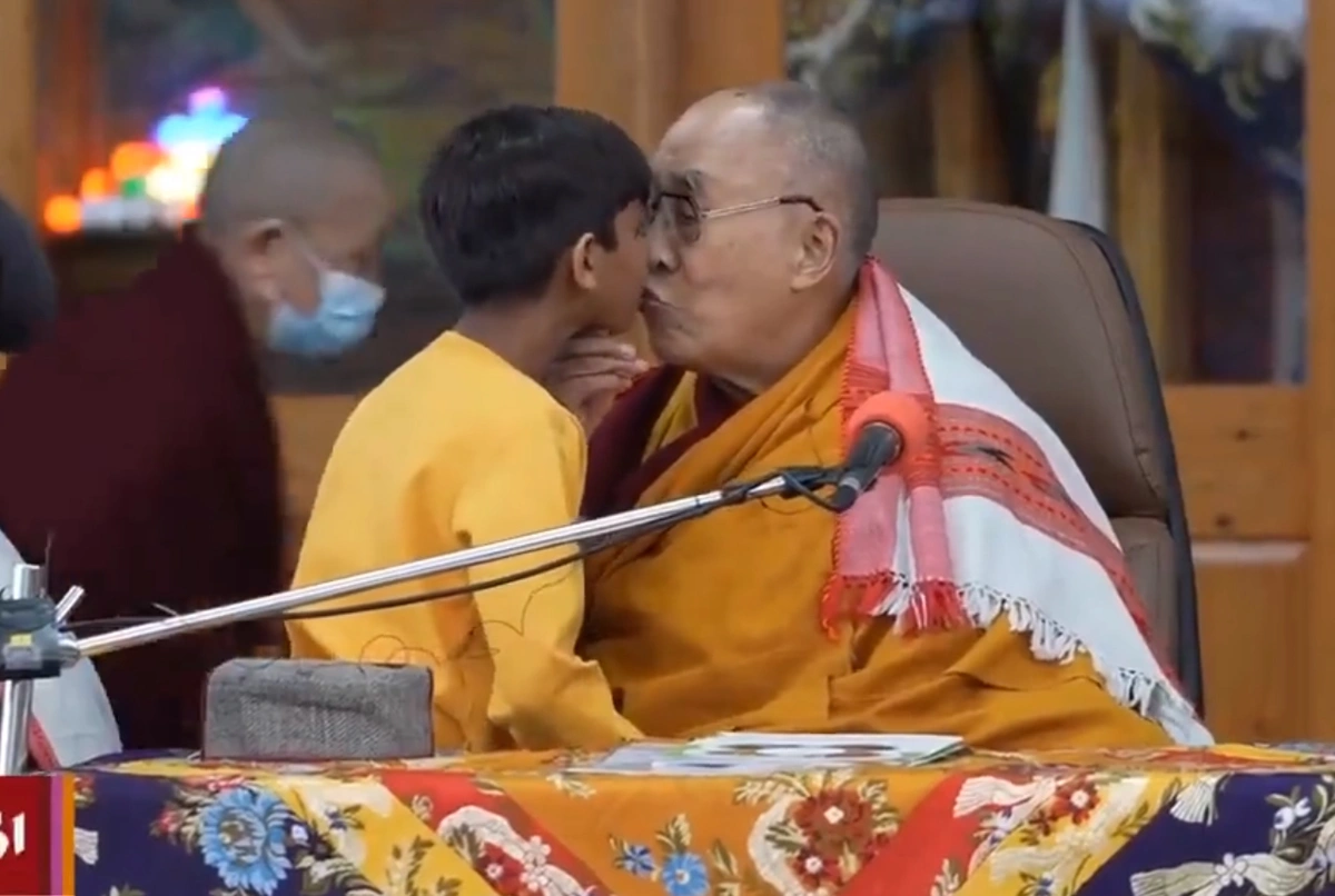 Dalai Lama beijando garoto indiano