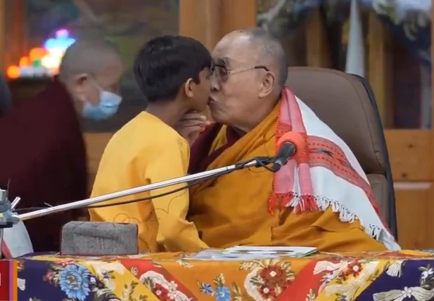 Dalai Lama beijando garoto indiano