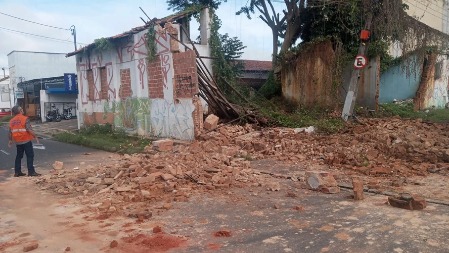 Defesa Civil de Teresina isola imóvel abandonado