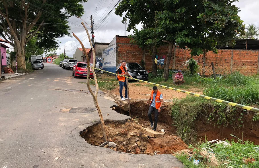 Defesa Civil isola cratera na zona sudeste de Teresina