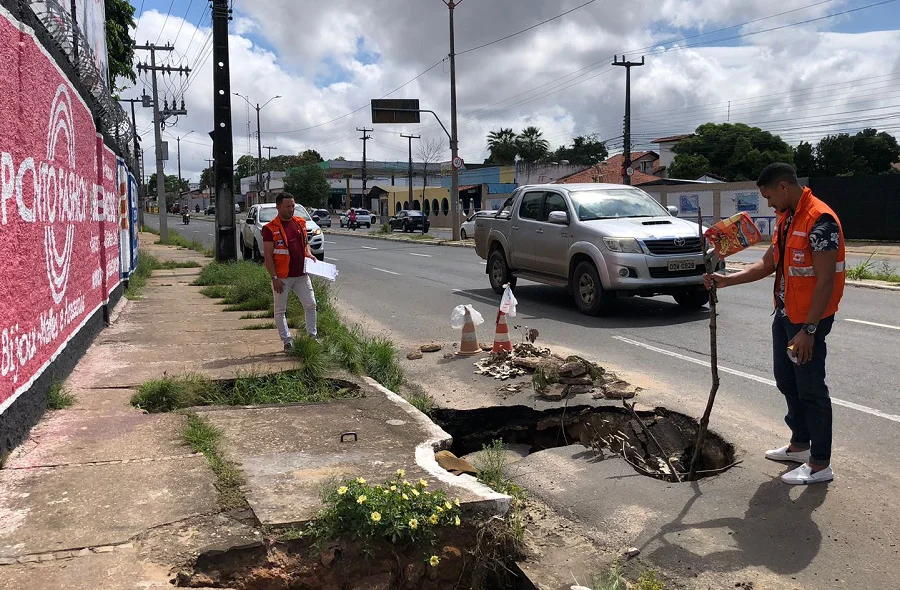 Defesa Civil realiza isolamento em avenida no Bairro Cristo Rei