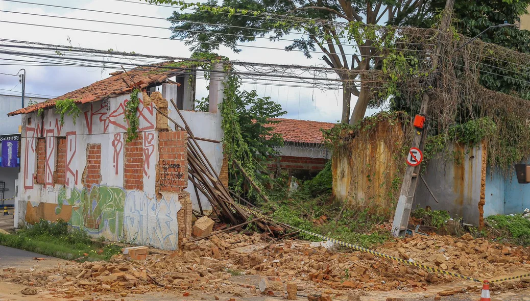 Destroços impediram fluxo de carros na via