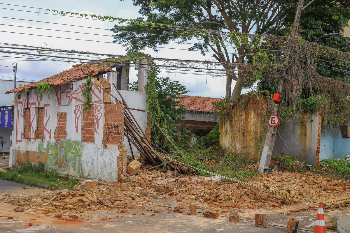 Destroços impediram fluxo de carros na via