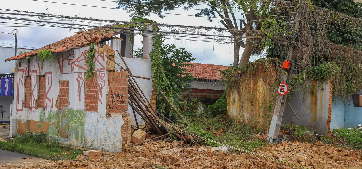 Destroços impediram fluxo de carros na via
