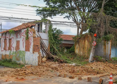 Destroços impediram fluxo de carros na via