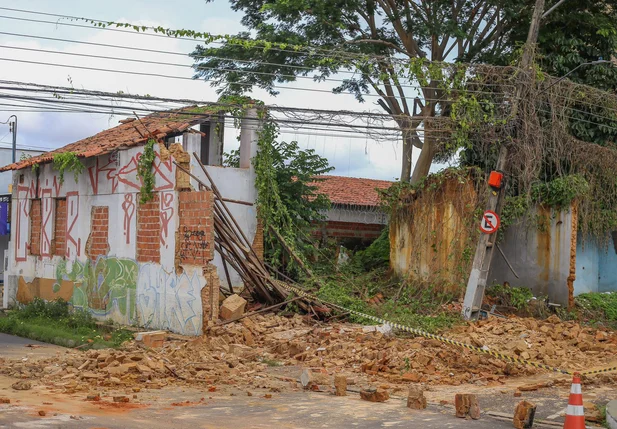 Destroços impediram fluxo de carros na via