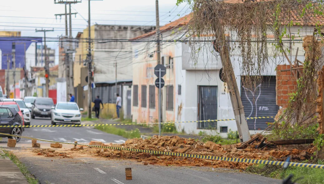 Destroços na Rua 24 de Janeiro