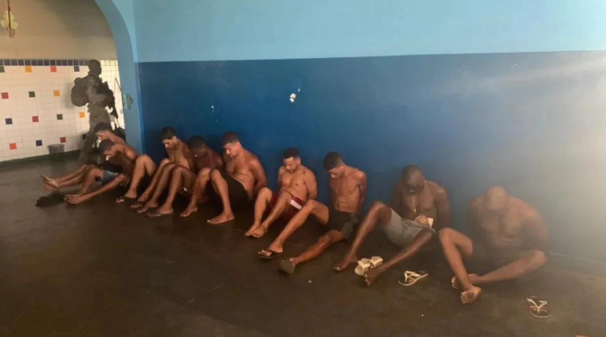 Dez suspeitos de integrarem o Comando Vermelho foram presos em Ciep no Rio de Janeiro