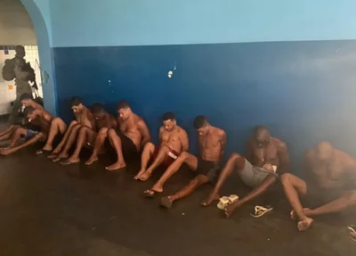 Dez suspeitos de integrarem o Comando Vermelho foram presos em Ciep no Rio de Janeiro