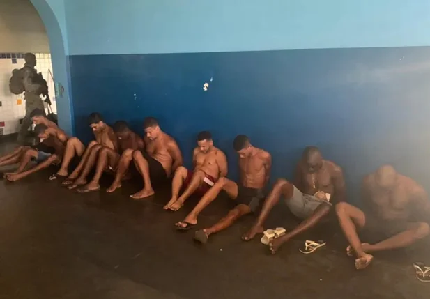 Dez suspeitos de integrarem o Comando Vermelho foram presos em Ciep no Rio de Janeiro