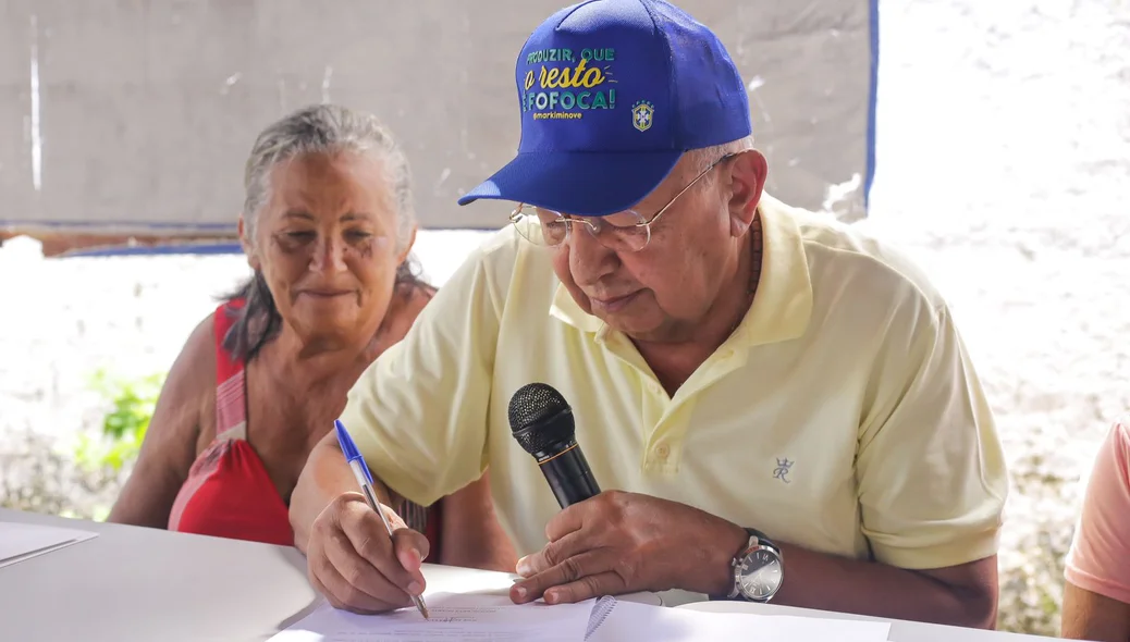 Dr. Pessoa assina regularização fundiária